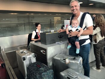 En Ezeiza despachando las valijas.