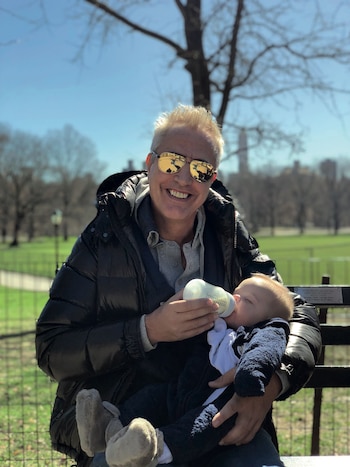 Marley le da la mamadera a Mirko al aire libre en Nueva York.