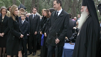 Felipe VI y Letizia en el 50º aniversario de la muerte de Pablo de Grecia, en Atenas