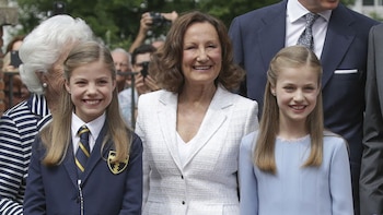 Leonor y Sofía con su abuela Paloma, madre de Letizia