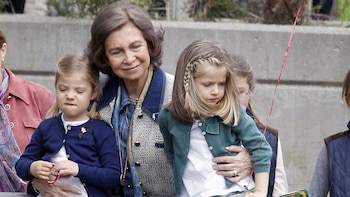 La reina emérita Sofía junto con sus nietas Leonor y Sofía