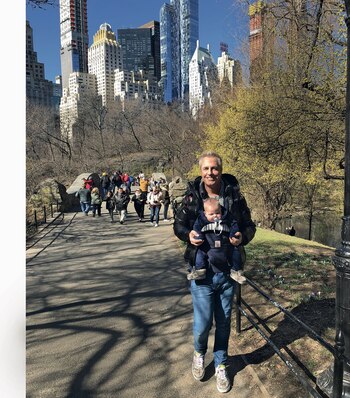 Padre e hijo de paseo por el Central Park