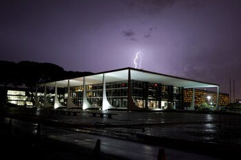 Un rayo golpea el Tribunal Supremo en Brasilia un día antes de la decisión sobre el pedido de habeas corpus de Lula da Silva (REUTERS/Ueslei Marcelino)