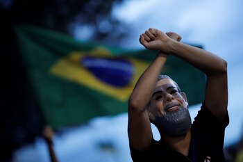 Un manifestante con la máscara de Lula en Brasilia (REUTERS/Adriano Machado)