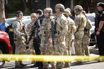 Agentes del equipo SWAT en el lugar del tiroteo (REUTERS/Elijah Nouvelage)