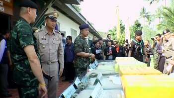 Autoridades tailandesas secuestran un cargamento de metanfetamina.