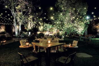 En el jardín, donde se realizó la recepción, se colocaron más de dos mil luces led, livings de madera y hierro, camastros, sillones y pufs.