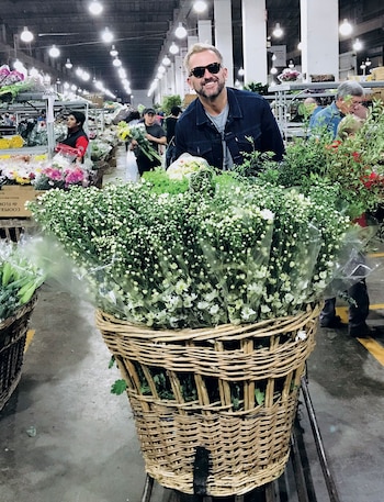 La ambientación demandó tres días de trabajo y fue realizada por Ramiro Arzuaga. “Tuvo un estilo botánico y silvestre, en colores crudos y detalles de mimbre. ‘Lindo pero sencillo’, fue el pedido de la novia”, revela Arzuaga.