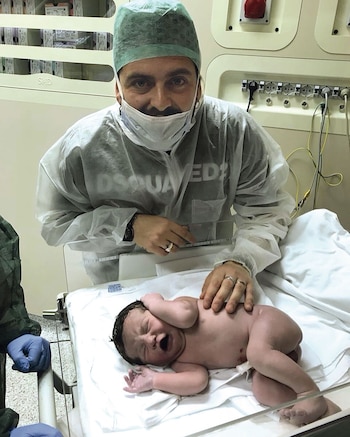 Diego Junior con su bebé recién nacido.