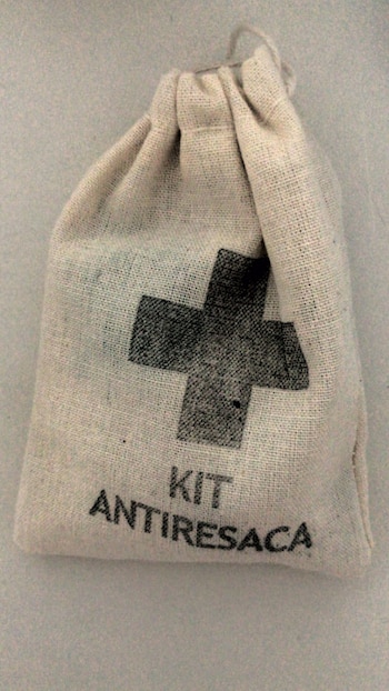 Previo al festejo se repartieron kits anti-resaca que incluían aspirinas, curitas, pastillas de menta y Resaquit.