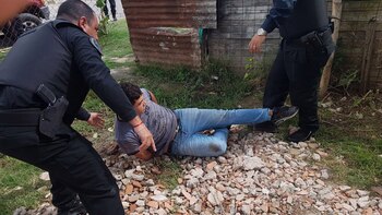 Uno de los detenidos durante el operativo (@nandotocho)