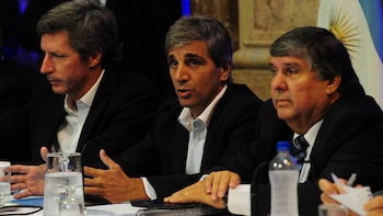 El ministro Caputo (centro) dio