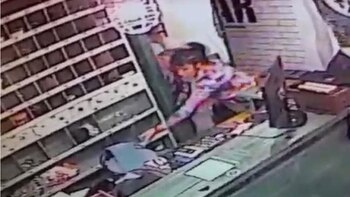 La ex policía fue captada robando por la cámara de seguridad de uno de los comercios
