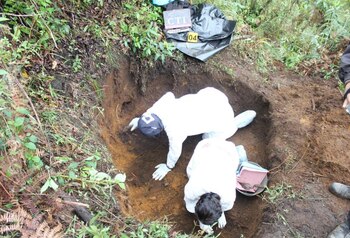 Peritos forenses trabajan en el lugar donde fue hallado sin vida el cuerpo de Claudia Yazmín Parra Ortiz (Gentileza RCN Colombia)