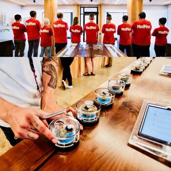 Los empleados del dispensario de