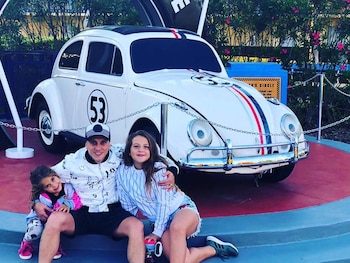 El cantante y sus hijas junto al famoso Herbie. (Foto: Instagram)