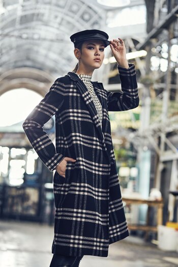 Camisa cuadrillé y tapado a