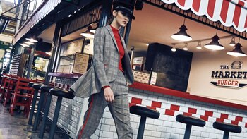 Traje con vivos rojos (Allô