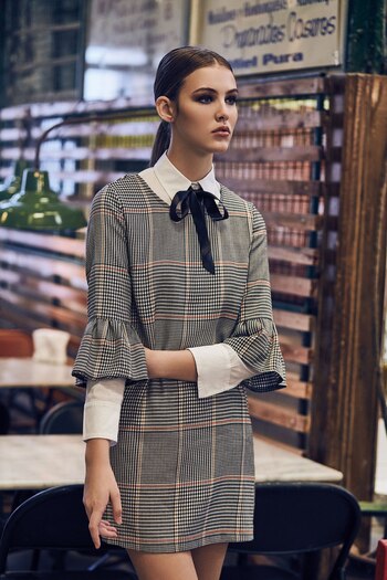 Vestido con mangas acampanadas ($