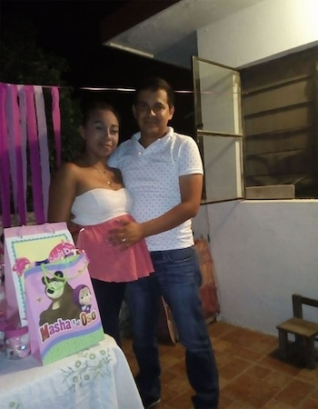 Cynthia “N”, junto a su marido Omar “N”, en una de las fotos que subió a su Facebook simulando un embarazo