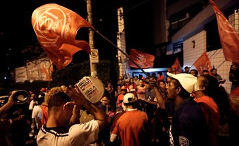 Decenas de simpatizantes de Lula se manifestaron en apoyo al ex presidente en las afueras de su casa en Sao Bernardo do Campo (Reuters/Paulo Whitaker)