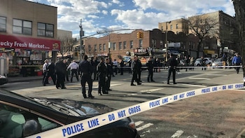 La policía acordonó el área donde fue asesinado el hombre (Reuters)