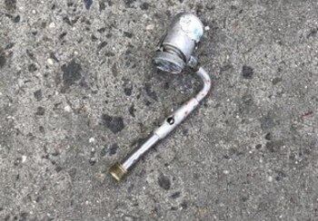 El tubo que tenía el hombre en la mano