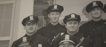 En el centro, arriba, William