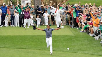 Tony Finau festeja tras anotar