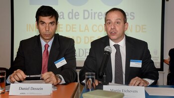 Martín Etchevers leyendo el documento