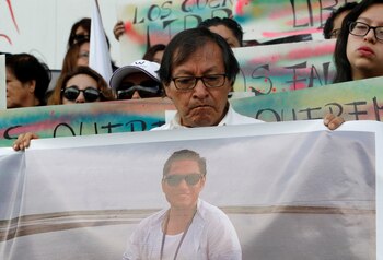 Galo Ortega, sostiene una fotografía