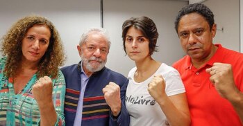 Lula junto con militantes y