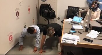 Los periodistas hicieron yoga en