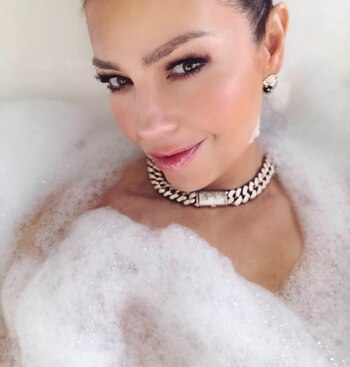 “Limpiándome las ideas”, escribió, desafiante,