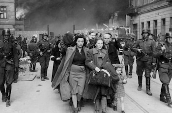 Entre sus muros grises de