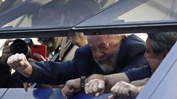 Lula, saludando desde la sede