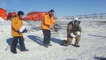 De León, prueba un traje