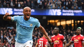 Vincent Kompany celebrando tras anotar