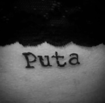 Nina lleva tatuada la palabra