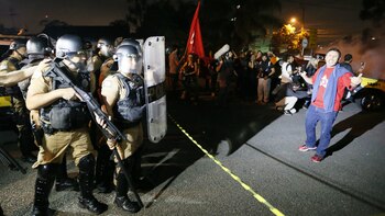 Un simpatizante de Lula encara