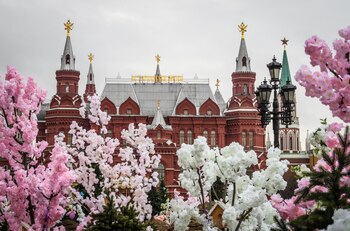 Cerezos artificiales en Moscú (AFP