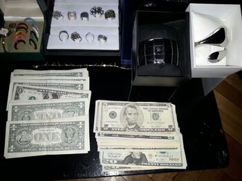 Dinero y joyas halladas en