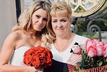 Fedyaeva junto a su madre