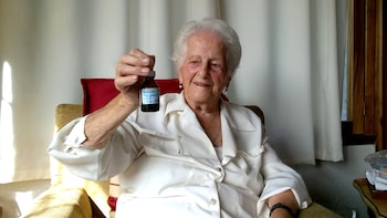 Encarnación, conocida por todos como “Choché”, junto a su frasco de aceite de cannabis