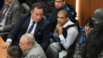 Rapado y de camisa clara,