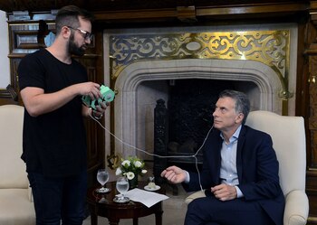 Macri escucha la meditación guiada