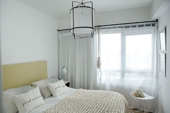 En el dormitorio, lámpara de