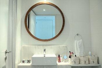 Mesada con alzada de mármol.