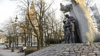 Janusz Korczak rodeado por sus