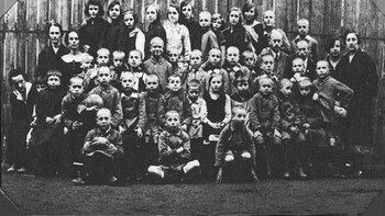 Janusz Korczak con los ninos